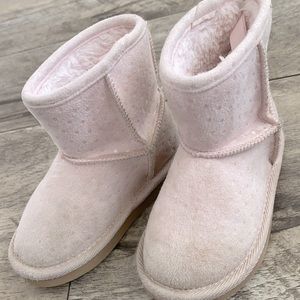 GAP “Ugg looking” toddler size 6 booties!